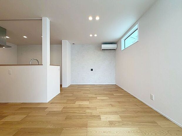 「のんびり過ごせるLDK」朝は爽やかな日差しを浴びながら、家族みんなでおいしい朝食。昼下がりには読書やお昼寝でもしながらのんびりと過ごすひと時。家族が集まる空間を、一番明るい空間に。