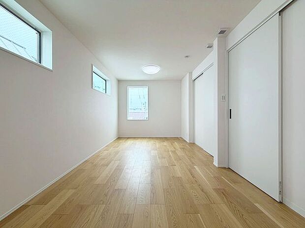 「2面採光の居室」居室に窓が2ヶ所あるので、明るさの確保と、風の通り道ができることで換気のしやすいお家になっています。
