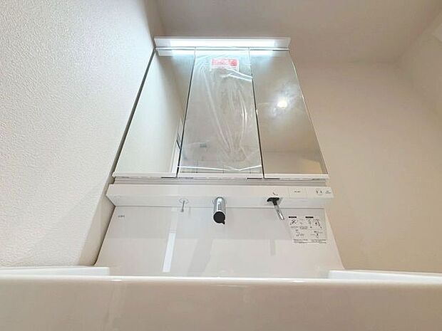 「洗面台」大きな鏡で朝の準備もばっちり。収納も多く、洗剤など日用品の保管にも便利です。