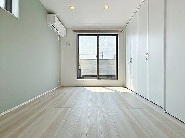 「バルコニーに面した居室」主寝室は十分な広さに加えて、快適に目覚められるよう、大きな採光窓を設けました。