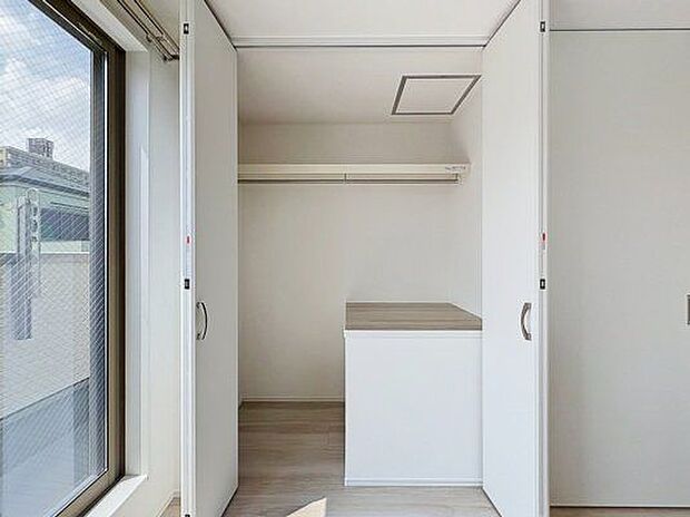 「スッキリ収納の居室」大きなクローゼットには季節ものの洋服などを収納できるので、お部屋はすっきり広々と使うことができます。