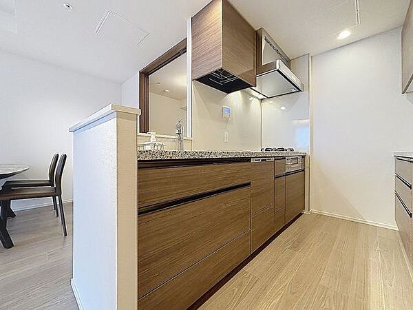 「オープンキッチン」お部屋の雰囲気に溶け込む、インテリアの一部のようなオープンキッチンです。リビングにいるご家族とのおしゃべりを楽しみながらの作業が可能です。