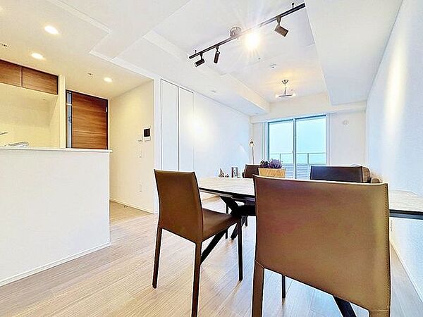 「ダイニング」ホワイトクロス×濃いカラーのフローリングをコーディネートした室内。シンプルな室内デザインなので、よりインテリアが映えます。
