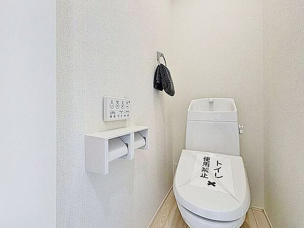 「温水洗浄便座付きトイレ」トイレは快適な温水洗浄便座付です。清潔感のあるホワイトで統一しました。いつも清潔な空間であって頂けるよう配慮された造りです。