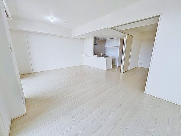 「ナチュラルテイストのLDK」柔らかな色合いが優しい雰囲気のお部屋は、格別の居心地の良さを感じて頂けます。採光窓から零れる陽光に癒されてください。