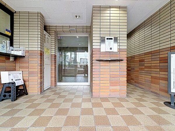 「エントランス」マンションのエントランスなど共有部分は、清掃が行き届いており、キレイな状態です。管理体制がしっかりしているからこそ。