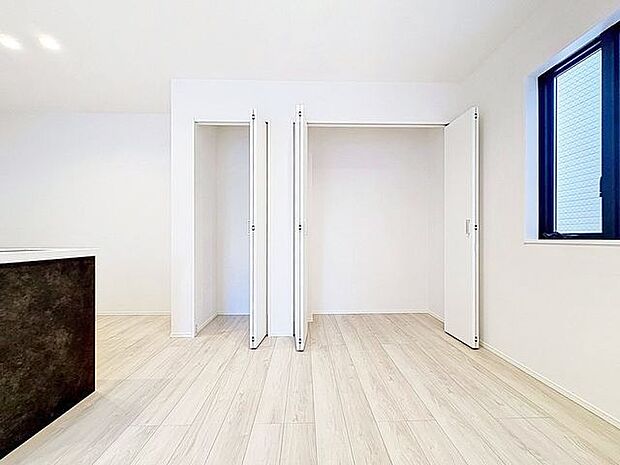 「収納豊富」収納の多さも魅力です。使い勝手の良い収納を豊富に設置しております。居住スペースを充分に確保することができる為、ゆとりある室内で、ゆっくりとご寛ぎいただけます。