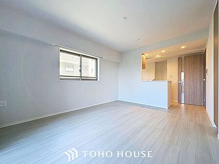 「3方角部屋につき陽当り通風良好。」大きな窓辺からの日差しが暖かい室内は、自然と住まう人の気分も明るくなり、リビングでの素敵なワンシーンが演出されます。