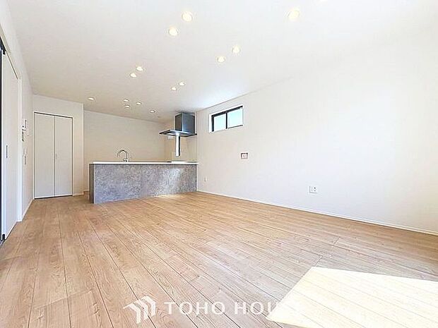 「インテリア映えする内装。」お部屋全体が優しく柔らかな色合いとなっていて、お家時間を穏やかに過ごせる空間が広がっています。