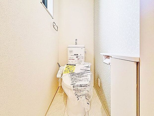 「温水洗浄便座付きトイレ」トイレは快適な温水洗浄便座付です。清潔感のあるホワイトで統一しました。いつも清潔な空間であって頂けるよう配慮された造りです。