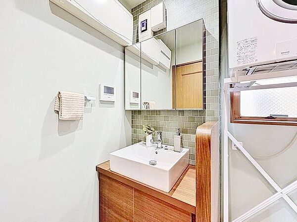「洗面台」シンプルだからこそ使いやすい。スタンダードなデザインの洗面ボウルは清潔感あるオフホワイトです。