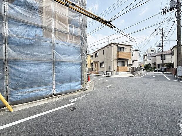 「~利便性に優れた住環境~」小学校350m、スーパー300m、公園230m。歩いて行ける距離にお買い物施設や教育施設が揃う街並み。子育て世帯も住みやすい、便利な住環境です。