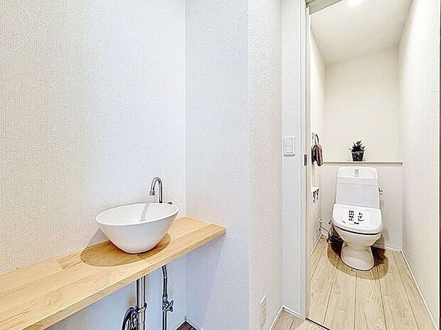 「温水洗浄便座付きトイレ」トイレは快適な温水洗浄便座付です。清潔感のあるホワイトで統一しました。いつも清潔な空間であって頂けるよう配慮された造りです。
