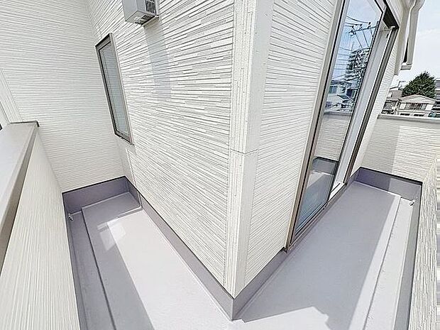 「バルコニー」大きな空に囲まれた気持ちのいい住まい。バルコニーを覗くだけで圧倒的な開放感に包まれます。
