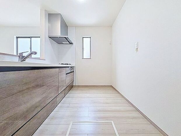 「オープンキッチン」お部屋の雰囲気に溶け込む、インテリアの一部のようなオープンキッチンです。リビングにいるご家族とのおしゃべりを楽しみながらの作業が可能です。