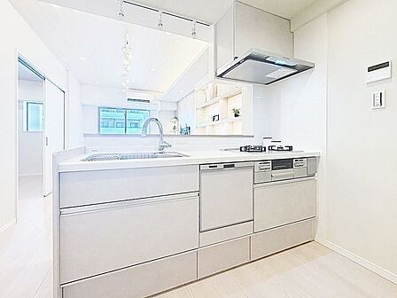 「カウンターキッチン。」キッチンスペースは、ゆとりの広さを確保。開放的な対面式キッチンなので、ご家族との会話を楽しうことはもちろん、お子様を見守りながら家事時間を進められます。