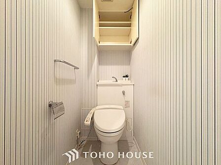「温水洗浄便座付きトイレ」トイレは快適な温水洗浄便座付です。清潔感のあるホワイトで統一しました。いつも清潔な空間であって頂けるよう配慮された造りです。