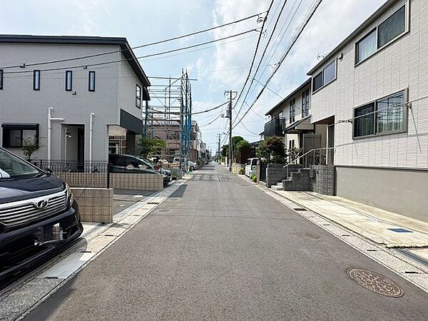 「前面道路含む外観」
