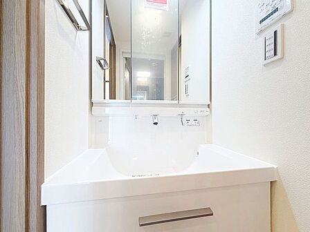 「リフォーム済・洗面台」大きな鏡で朝の準備もばっちり。収納も多く、洗剤など日用品の保管にも便利です。