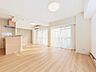 室内：「木のぬくもり感じる優しい雰囲気のお部屋」落ち着いたカラーコーディネートの室内。インテリアやファブリックで、オーナー様好みのテイストデザインを取り入れて頂けます。