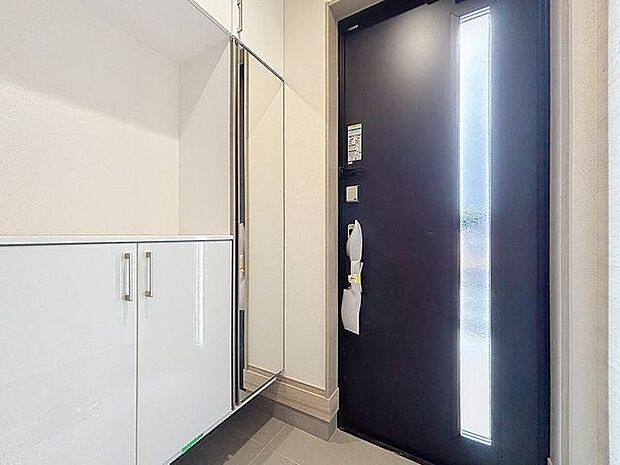 「玄関」家の中でお客様を迎える最初の場所である玄関。豊富な玄関収納で、常に綺麗に保つことが出来ます。