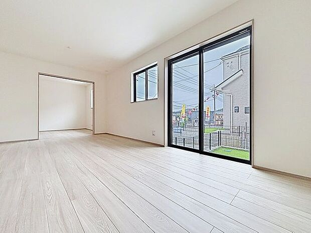 「南東向き。陽当り良好。」大きな窓辺からの日差しが暖かい室内は、自然と住まう人の気分も明るくなり、リビングでの素敵なワンシーンが演出されます。