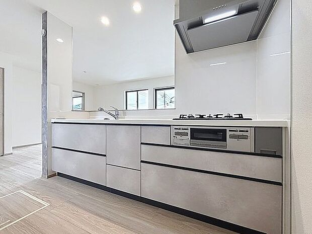 「オープンキッチン」お部屋の雰囲気に溶け込む、インテリアの一部のようなオープンキッチンです。リビングにいるご家族とのおしゃべりを楽しみながらの作業が可能です。