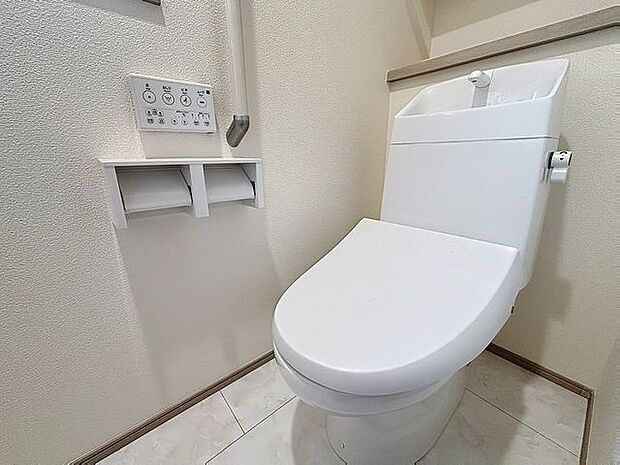 「温水洗浄便座付きトイレ」トイレは快適な温水洗浄便座付です。清潔感のあるホワイトで統一しました。いつも清潔な空間であって頂けるよう配慮された造りです。