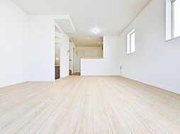環境と美しく融和する落ち着いた新築住戸