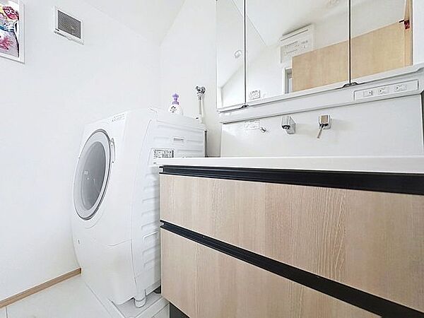 「洗面台」大きな鏡で朝の準備もばっちり。収納も多く、洗剤など日用品の保管にも便利です。