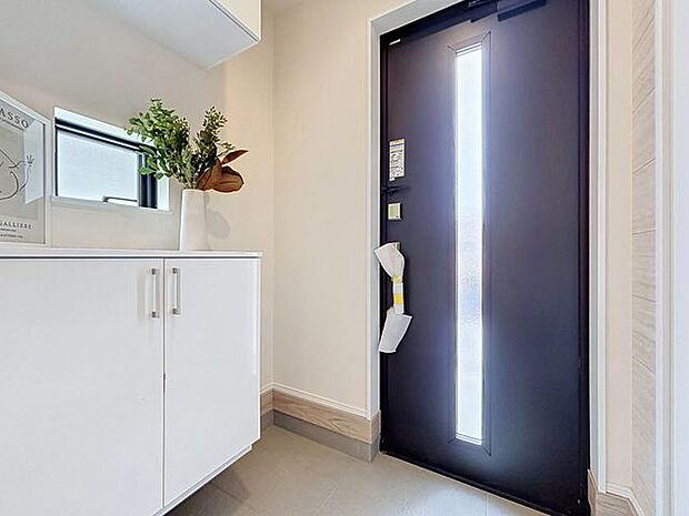 「玄関」家の中でお客様を迎える最初の場所である玄関。豊富な玄関収納で、常に綺麗に保つことが出来ます。