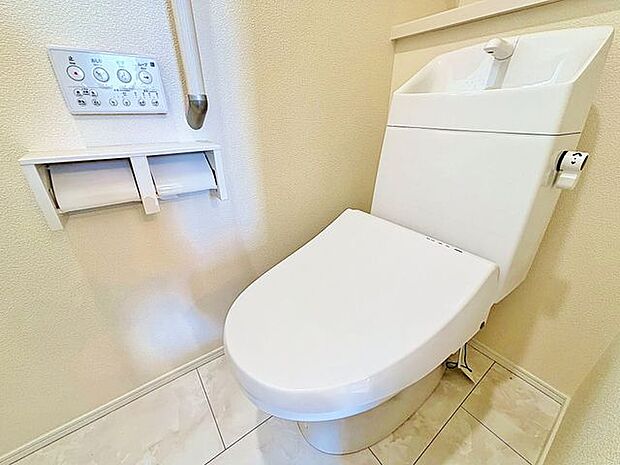 「温水洗浄便座付きトイレ」トイレは快適な温水洗浄便座付です。清潔感のあるホワイトで統一しました。いつも清潔な空間であって頂けるよう配慮された造りです。