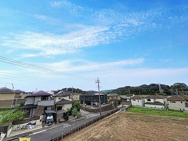 「眺望」穏やかな街並みを一望しながら、爽やかな風と柔らかく降り注ぐ陽光を感じて頂けます。