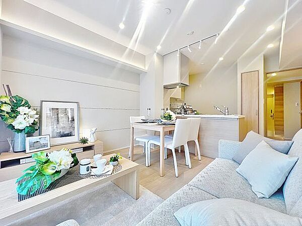 「穏やかな時が流れる癒しの空間」穏やかな光が明るくリビングルームを包みます。心地よい空間が、ご家族のかけがえのない時間に優しく寄り添います。