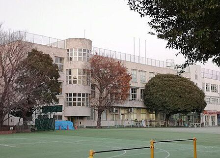 徒歩10分。文京区立小日向台町小学校 730m