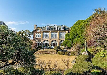 徒歩3分。鳩山会館 220m