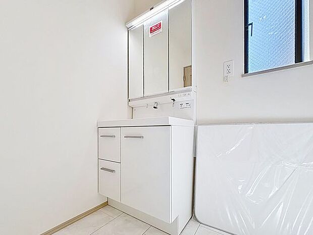 「洗面台」大きな鏡で朝の準備もばっちり。収納も多く、洗剤など日用品の保管にも便利です。