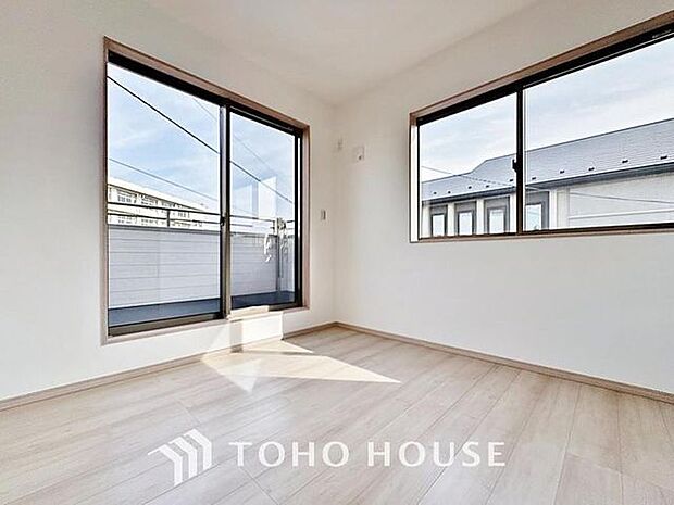 「バルコニーに面した居室。」バルコニーに面しており、いつでも心地良い風と柔らかな陽光が感じられる居室です。