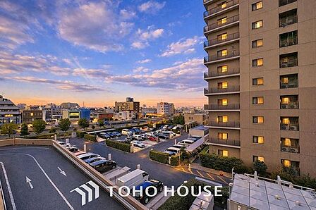「穏やかな街並みの眺望」穏やかな街並みを一望しながら、爽やかな風と柔らかく降り注ぐ陽光を感じて頂けます。心地良い開放感が暮らしにゆとりと充足感をもたらします。