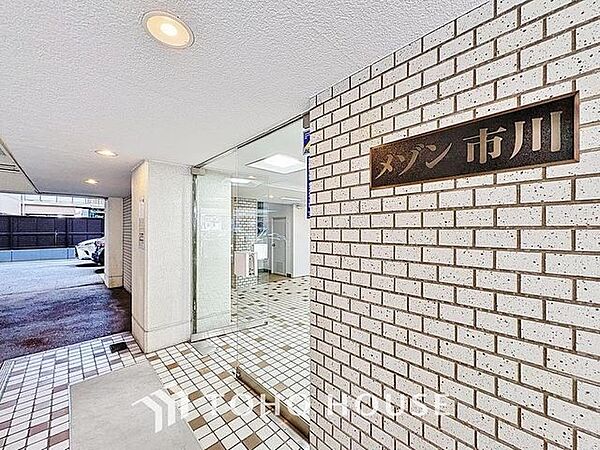 「エントランス」重厚感溢れるエントランスは、マンションの一つの特徴でもあります。その穏やかな佇まいに、訪れる方々は圧倒されるはず。オーナーとしてのステータスと都心アクセスの利便性を貴方の手に。