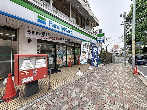 徒歩1分。ファミリーマート市川駅北店 30m