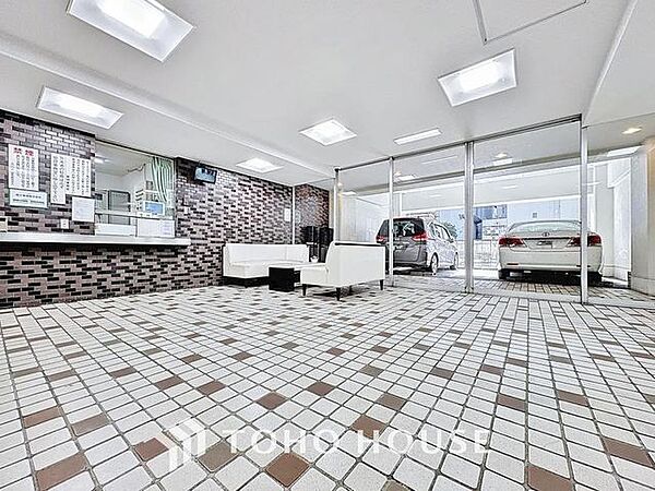 「ロビー」住まう方、訪れる方を迎えるエントランスは綺麗に掃除されています。