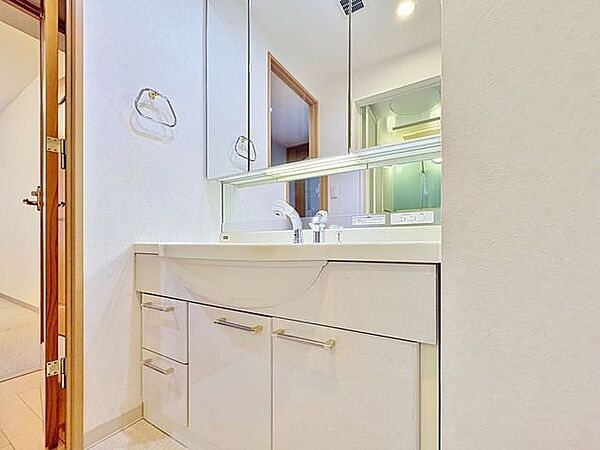 「洗面台」大きな鏡で朝の準備もばっちり。収納も多く、洗剤など日用品の保管にも便利です。