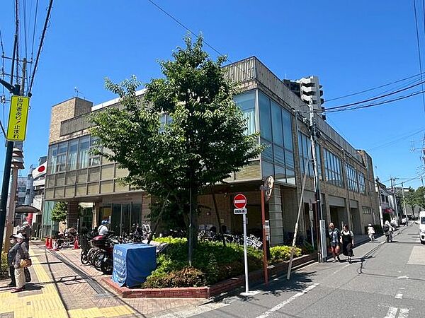 徒歩6分。江戸川区立松江図書館 440m