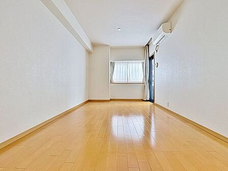 「憩いの場リビング」くつろぎを愉しむリビングルームは憩いの場となります。リビングとダイニングの空間機能を活かし、巧みに使い分ける発想が、ライフスタイルに新しいゆとりをもたらします。