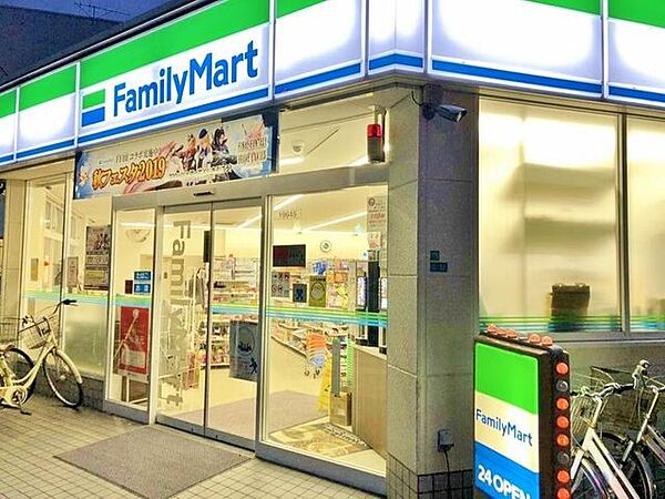 徒歩9分。ファミリーマート西葛西小学校前店 690m