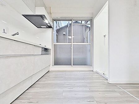 「換気も良好なキッチンです。」コンロ横に設置されている窓を開けると、換気面がより良好です。