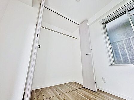 「収納豊富」収納の多さも魅力です。使い勝手の良い収納を豊富に設置しております。居住スペースを充分に確保することができる為、ゆとりある室内で、ゆっくりとご寛ぎいただけます。