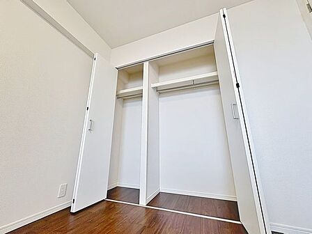 「収納豊富」収納の多さも魅力です。使い勝手の良い収納を豊富に設置しております。居住スペースを充分に確保することができる為、ゆとりある室内で、ゆっくりとご寛ぎいただけます。