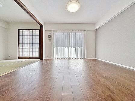 「和室隣接・LDK」リビングに隣接する和室。お子さまの遊び場や家事スペース、気軽に横になれる休憩スペースなど多目的に活躍します。